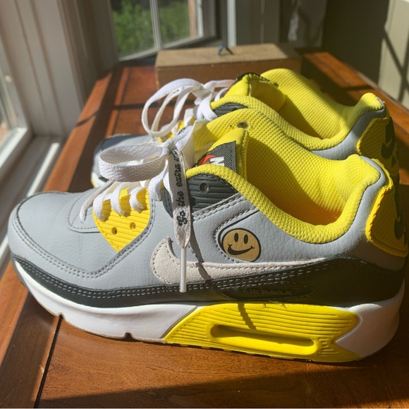 Nike Air Max “go the extra smile” smiley sneakers, unisex size 4Y - Picture 2 of 10